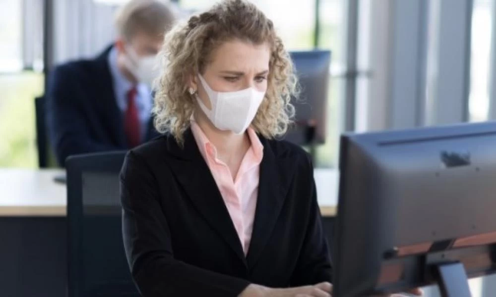 Γαλλία: Μάσκα σε όλους τους εργασιακούς χώρους από 1η Σεπτεμβρίου